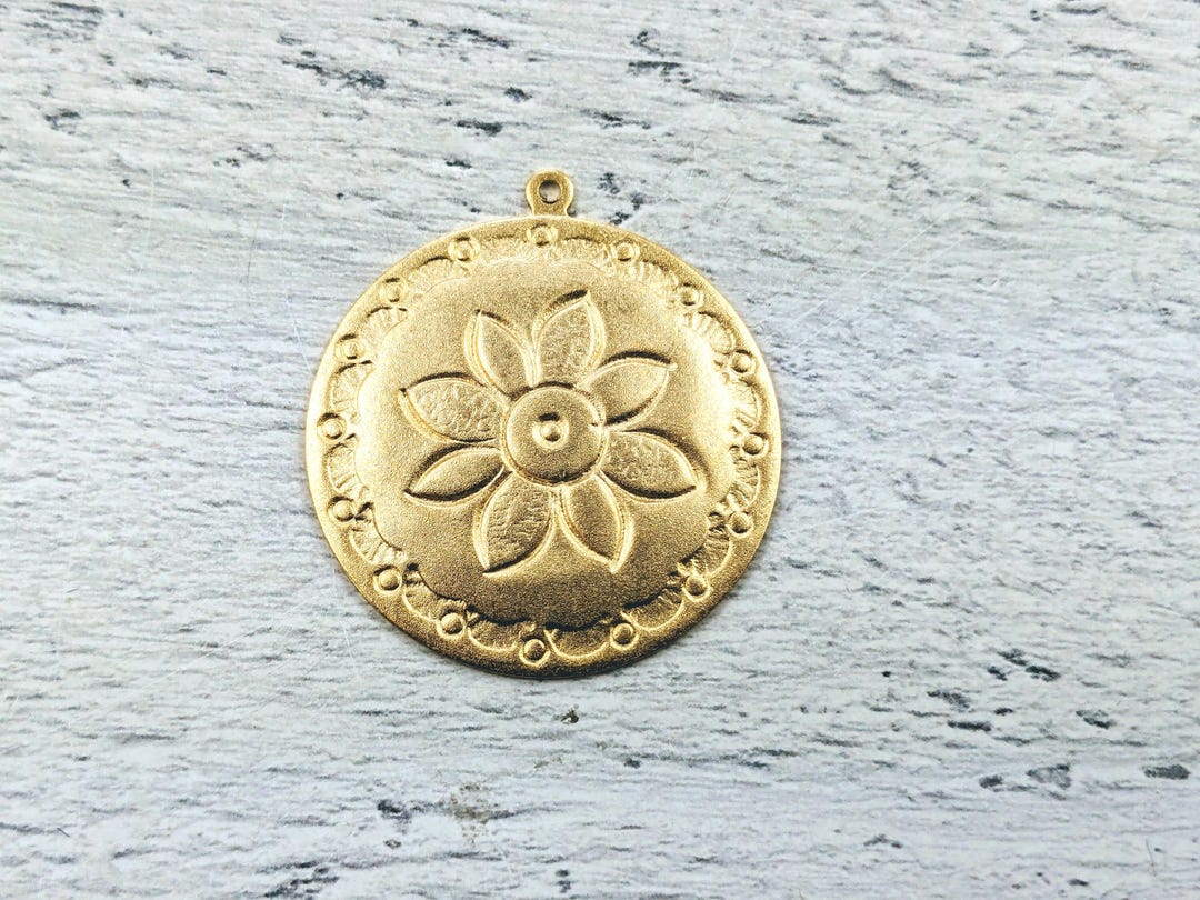 マットゴールドフラワースタンピングラウンドチャーム、花柄、30 mm