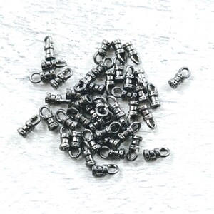 1.5 mm セミマット ガンメタル メッキ クリンプ エンド、ループ付き、レザー クリンプ、10 個。
