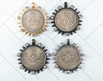 Colgantes con medallón de abeja reina y diamantes de imitación, corona real, diseño de hoja, bisel, 38 mm, 1 unidad. Oro mate, plata antigua, marrón rústico, bronce aceitado.