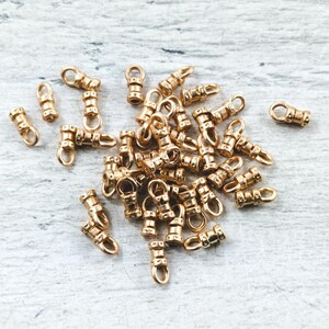 1.5 mm マット金メッキ クリンプエンド、ループ付き、レザークリンプ、10 個。