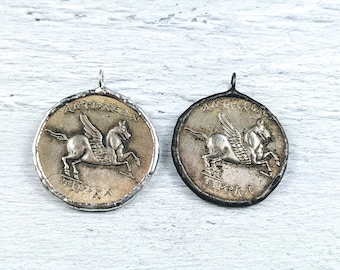 Colgante de moneda griega de réplica de Pegaso y César, soldado a mano, 32 mm (1 unidad). Diseño de doble cara, pátina, caballo alado y semental.