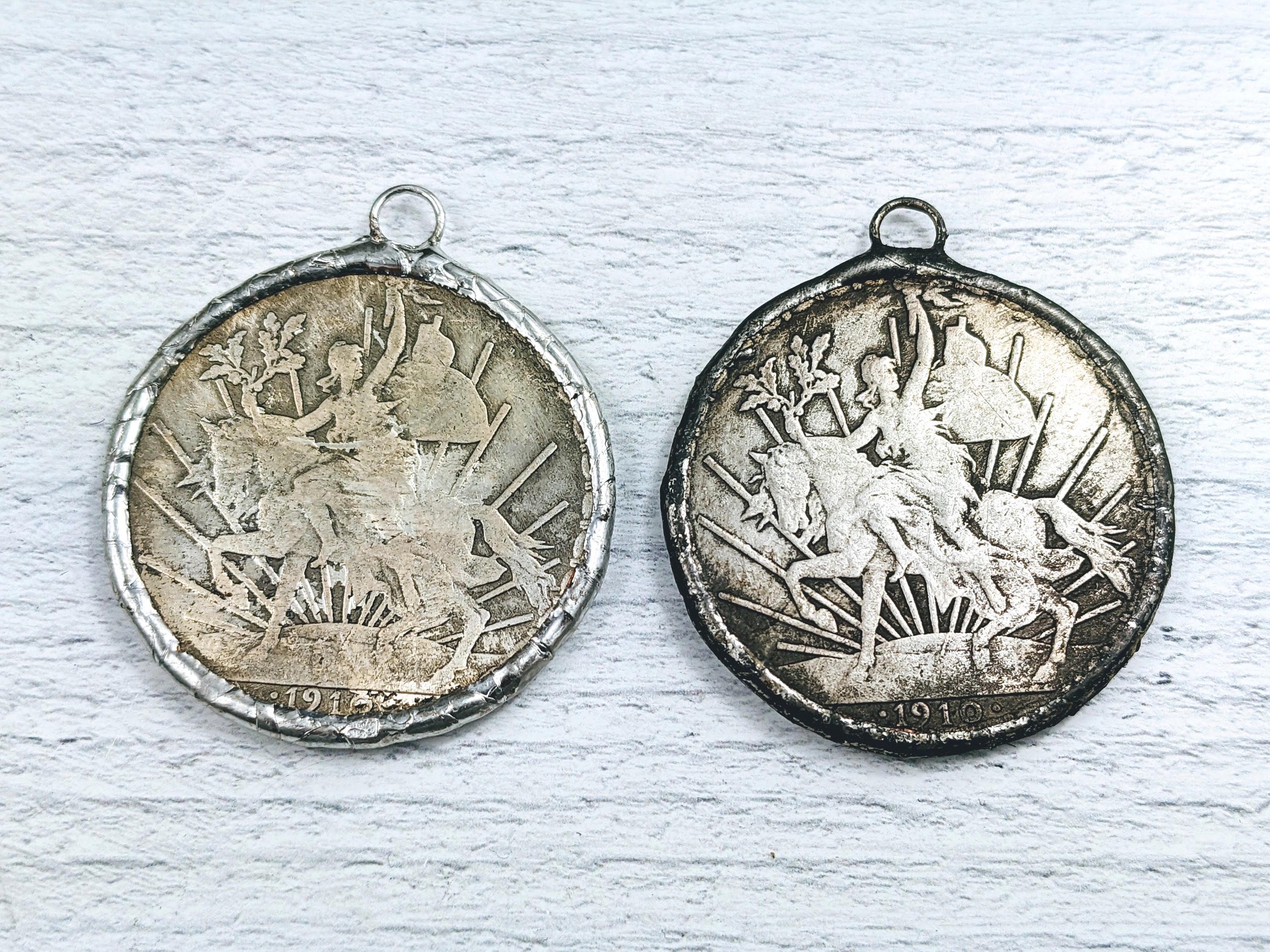 大型メキシコペソ硬貨のレプリカコインペンダント（馬、蛇、鷲、女性