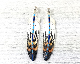 Hermoso colgante étnico de pluma de hueso de búfalo, tallado y pintado a mano. 1 pieza. 63 x 15 mm. Motivo azul y marrón.