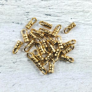 2.5 mm サテンマットゴールドメッキ クリンプエンド、ループ付き、レザークリンプ、10 個。