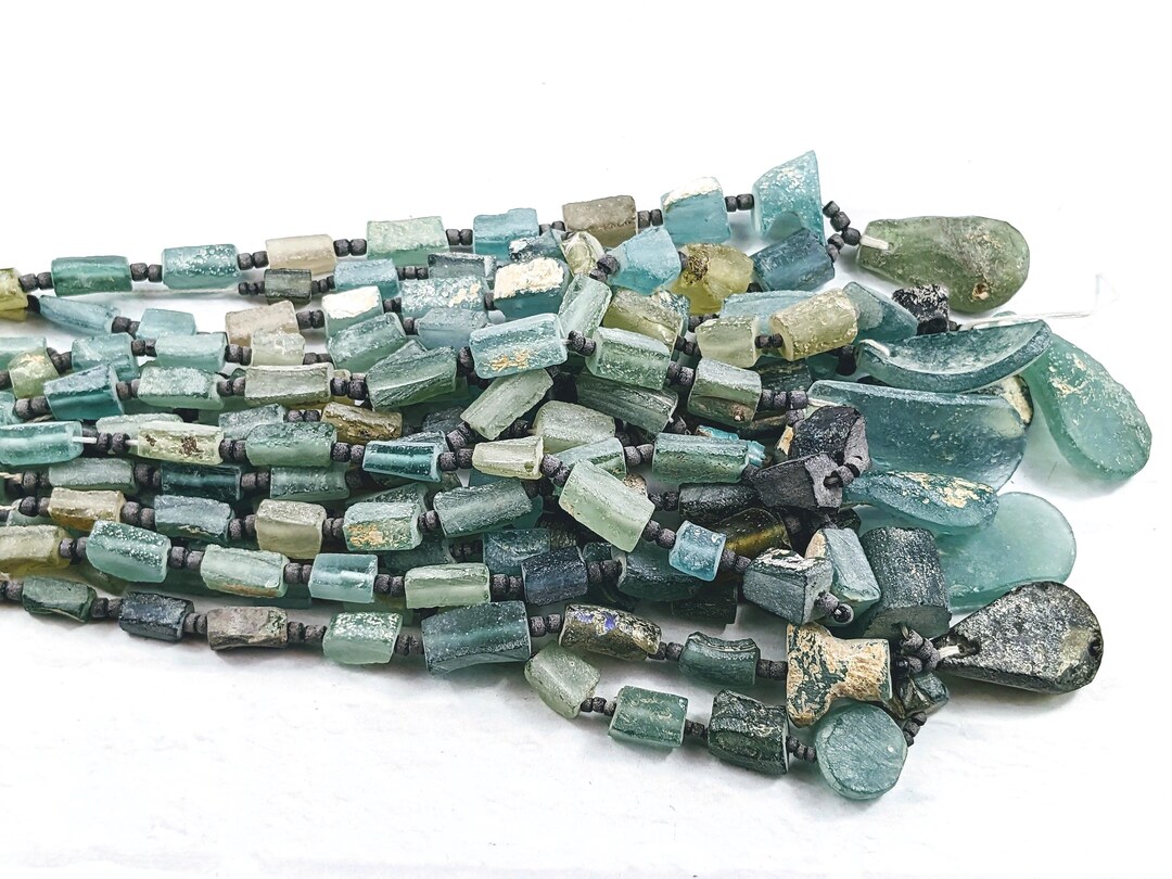 チャンキーな正方形と長方形の古代ローマガラスビーズ、ペンダント付き