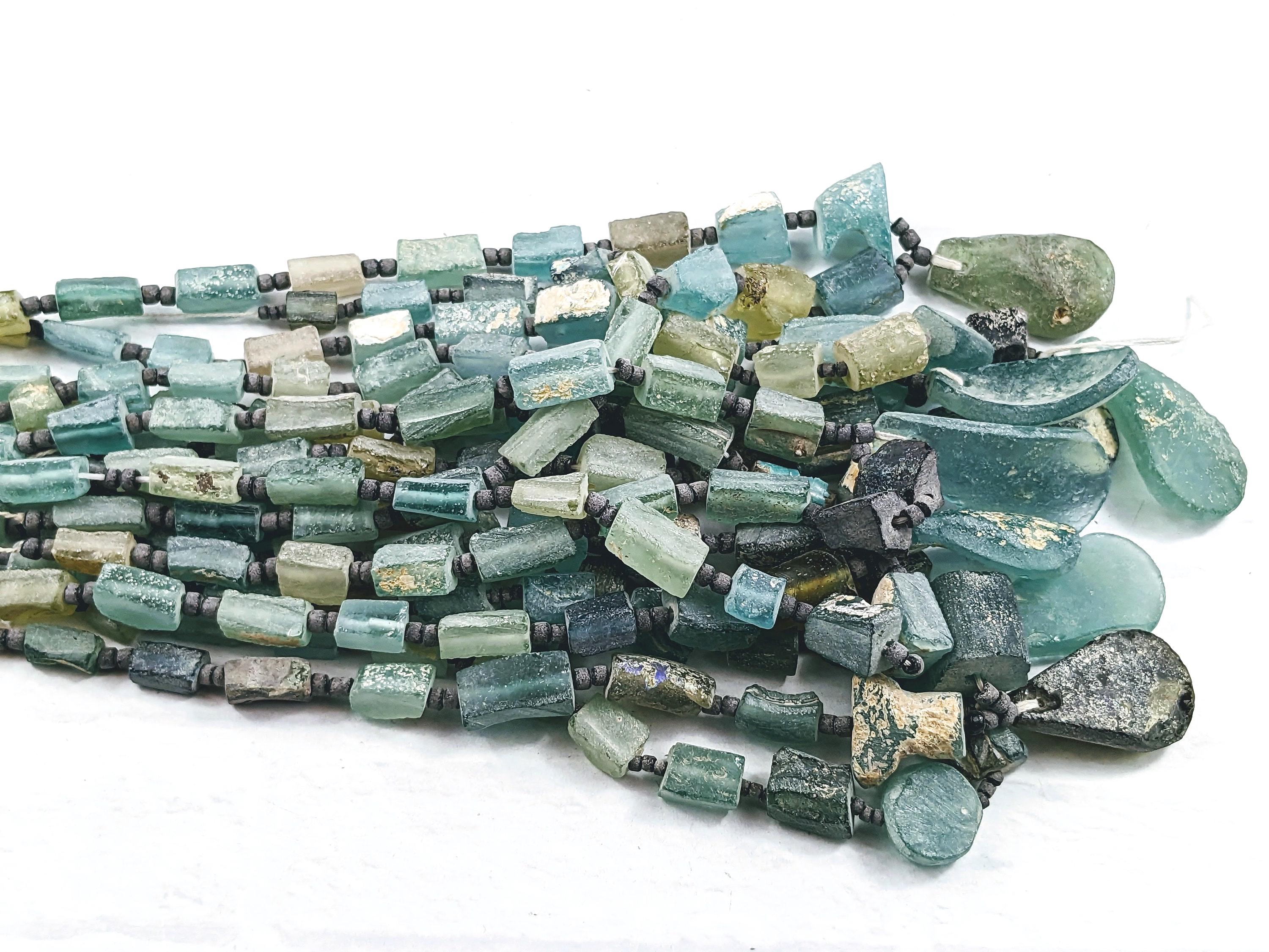 チャンキーな正方形と長方形の古代ローマガラスビーズ、ペンダント付き