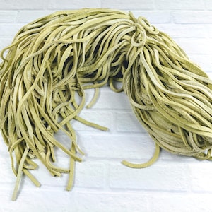 Puede incluir: Un gran paquete de cordón de cuero verde claro, perfecto para proyectos de artesanía.
