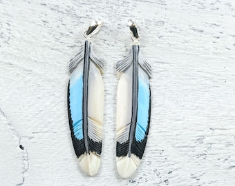 Colgante de pluma de hueso de búfalo de agua tallado y pintado a mano, 1 pieza, 63 x 15 mm, motivo de color gris azulado y negro.