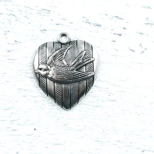 Dije de pájaro con forma de corazón hinchado bañado en plata antigua, amor, naturaleza, 27 x 24 mm, diseño texturizado y en relieve