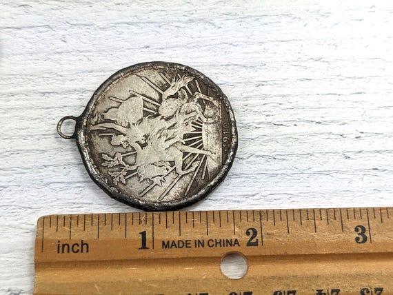 大型メキシコペソ硬貨のレプリカコインペンダント（馬、蛇、鷲、女性