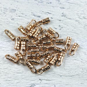 2.5 mm マットゴールド クリンプエンド、ループ付き、レザークリンプ、10 個。