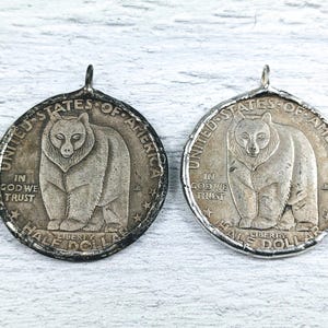 手作業で溶接されたサンフランシスコ オークランド橋とクマのレプリカ コイン ペンダント、1 個。アメリカ合衆国、28 mm、ハーフ ドル、緑青
