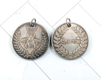 Colgante con medallón de abeja reina, corona real, diseño de hojas, diseño frontal y posterior, anillo texturizado, 1 unidad.