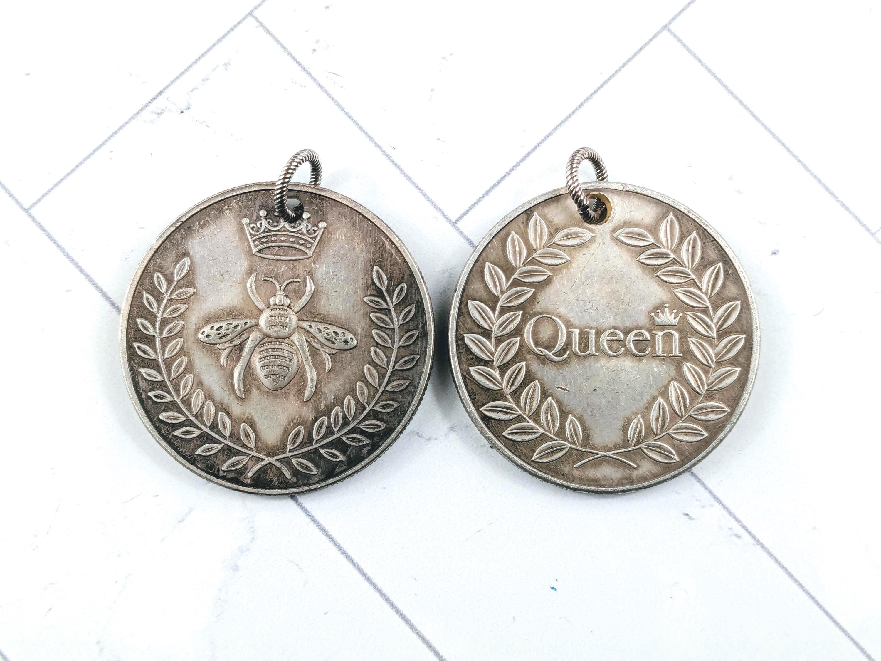 女王蜂コインペンダント、ロイヤルクラウン、葉のデザイン、前面と背面のデザイン、テクスチャリング、1個。 - Etsy 日本