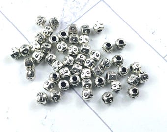 52 cuentas espaciadoras de peltre con diseño de puntos cúbicos pequeños, bañadas en plata antigua, 4 mm