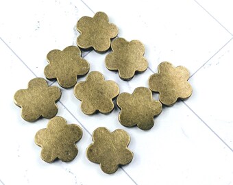 11pcs. Antique Brass Smooth Flower Beads, 18mm, Floral, Nature