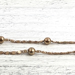 Cadena de eslabones de barra y bola chapada en oro, delicada, ornamentada y elegante.