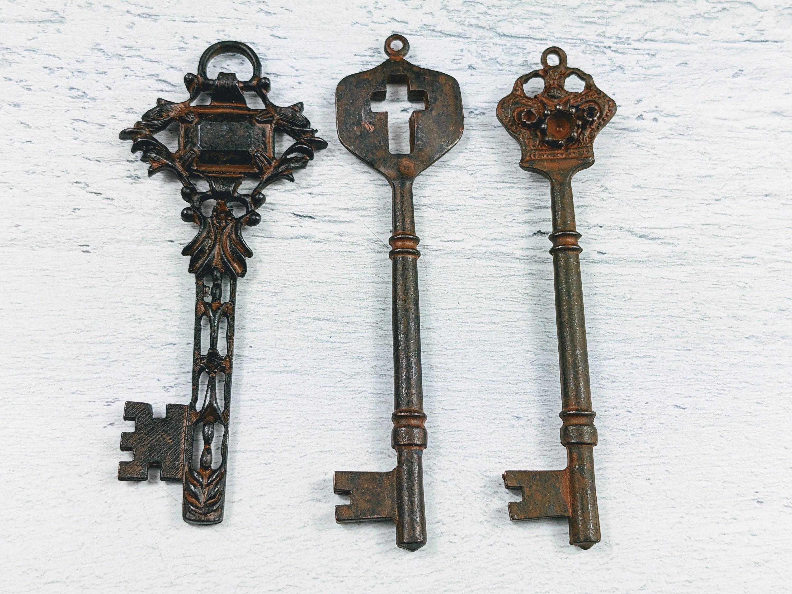 5 Vintage Flat Skeleton Keys In A Variety Of Cuts And Sizes
