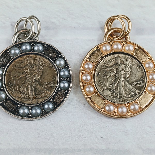 Réplique de pendentifs en forme de pièce de monnaie Liberty avec incrustation de fausses perles blanches ou plaqué or antique, 45 mm, double anneau, 1 pièce.