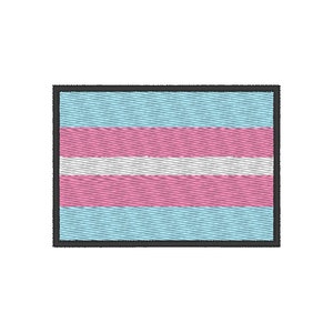Puede incluir: Un parche cuadrado con un diseño de bandera del orgullo transgénero. La bandera tiene rayas horizontales de azul claro, rosa y blanco.