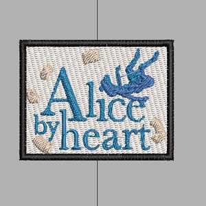 Może przedstawiać: Haftowana naszywka z napisem "Alice by heart" w kolorze niebieskim, przedstawiająca spadającą postać i rozrzucone przedmioty. Naszywka ma białe, teksturowane tło i czarną obwódkę. Fantazyjny design.