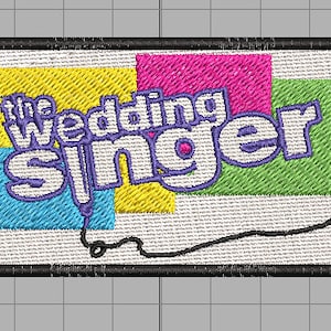 Puede incluir: Un parche bordado colorido con el texto "The Wedding Singer" en letras moradas sobre un fondo blanco. El texto está rodeado de un fondo amarillo, rosa, verde y azul.