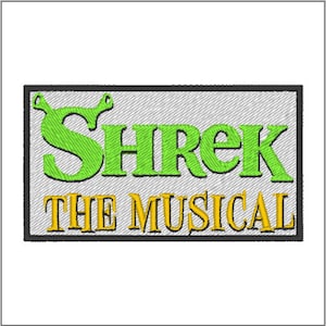 Puede incluir: Un parche bordado con el texto "Shrek The Musical" en verde y amarillo sobre un fondo gris.