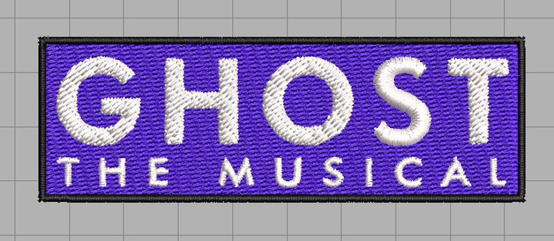 Peut inclure: &Eacute;cusson brod&eacute; violet avec inscription blanche "GHOST THE MUSICAL".