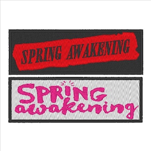 Puede incluir: Dos parches bordados con el texto "SPRING AWAKENING". El parche superior tiene texto rojo sobre un fondo negro. El parche inferior tiene texto rosa sobre un fondo blanco.