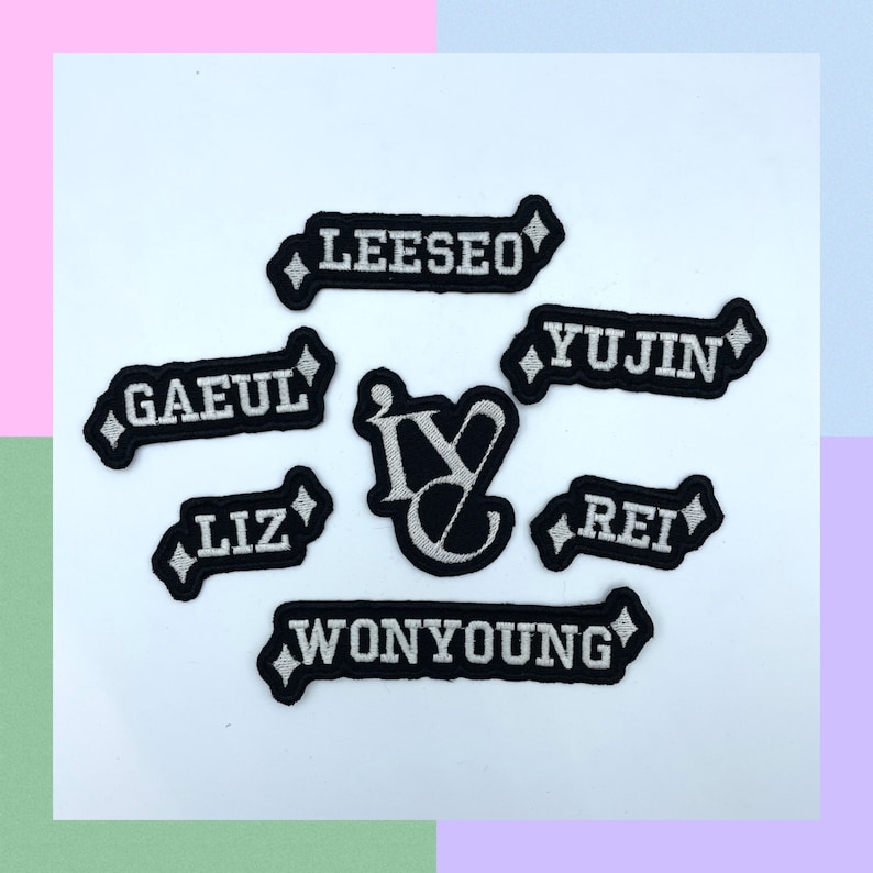 Puede incluir: Parches bordados en blanco y negro con los nombres de los miembros del grupo de K-pop IVE: Wonyoung, Rei, Yujin, Liz, Gaeul y Leeseo.