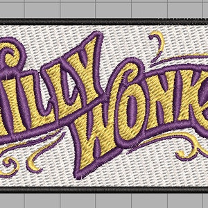 Może przedstawiać: Biała naszywka haftowana z napisem "Willy Wonka" w złotych i fioletowych literach. Litery są stylizowane i mają fantazyjny charakter.