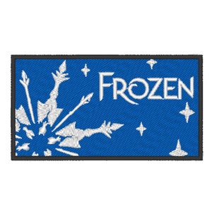 Op de afbeelding: Een blauwe geborduurde patch met een wit sneeuwvlokkenontwerp en het woord "FROZEN" in witte letters.