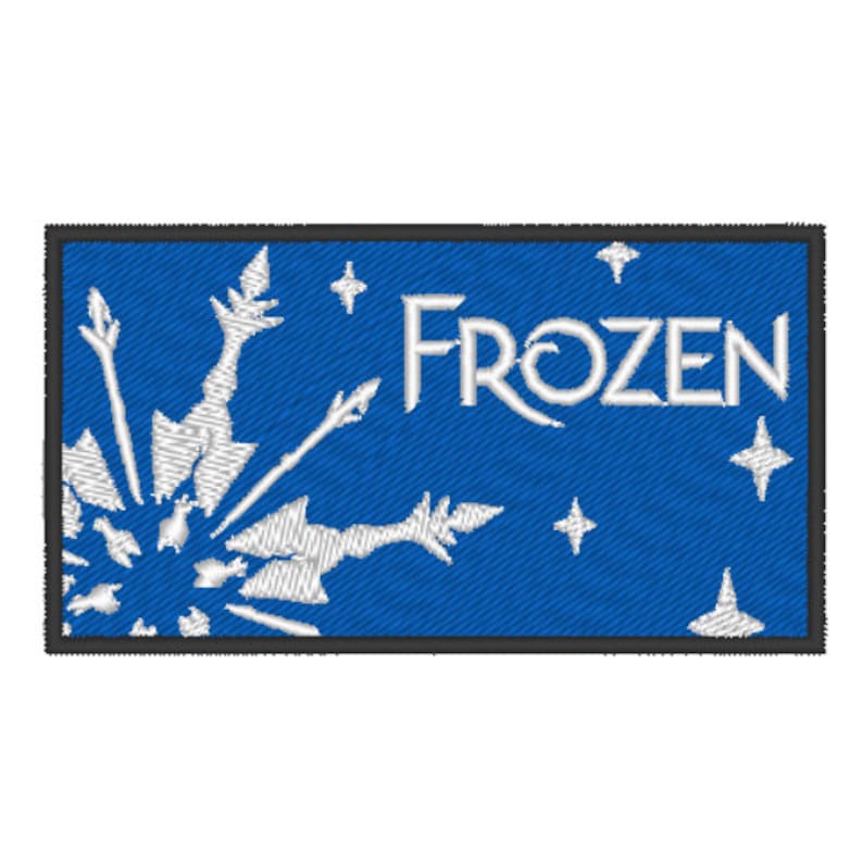 Op de afbeelding: Een blauwe geborduurde patch met een wit sneeuwvlokkenontwerp en het woord "FROZEN" in witte letters.