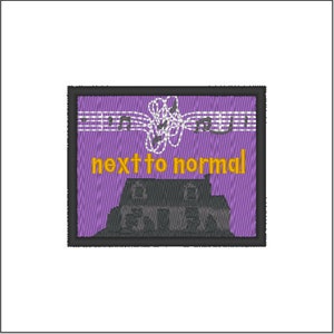 Puede incluir: Parche bordado con borde negro. El parche presenta un fondo morado con las palabras "next to normal" en amarillo. Encima del texto hay notas musicales y una ilustración de una casa.
