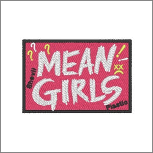 Peut inclure: Un patch brodé rose et noir avec le texte "Mean Girls" en lettres blanches. Le patch comporte des points d'interrogation jaunes et d'autres symboles.
