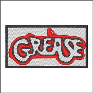 Może przedstawiać: Naszywka haftowana w kolorze czerwonym i białym z napisem "GREASE" w stylizowanym kroju pisma. Napis jest obwiedziony czarną ramką, a tło jest szare.