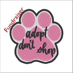 Op de afbeelding: Geborduurd pootafdrukontwerp met de woorden "adopt don't shop" in zwart script op een roze achtergrond. De pootafdruk heeft een zwarte rand en het woord "Fundraiser" in rood.