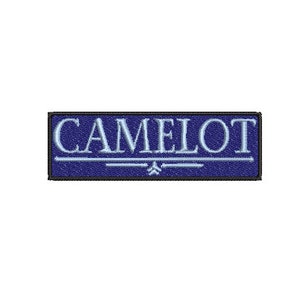 Könnte beinhalten: Ein blauer rechteckiger Patch mit weiß gesticktem Text, der "CAMELOT" lautet, mit einem stilisierten Pfeil-Design unter dem Text.