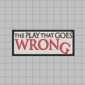 Puede incluir: Un parche bordado blanco con ribete negro. El texto "THE PLAY THAT GOES WRONG" está en negro, y la palabra "WRONG" está en rojo.