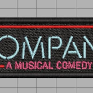 Puede incluir: Parche bordado negro con ribete rojo y blanco. El parche presenta la palabra "COMPANY" en blanco con un icono de copa de martini estilizado. El texto "A MUSICAL COMEDY" está debajo de la palabra "COMPANY".