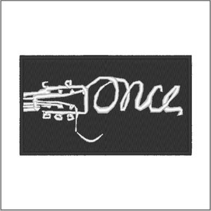 Pode incluir: Etiqueta bordada preta com um contorno branco de uma guitarra e a palavra "Once" em itálico.