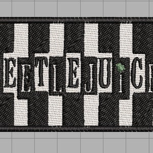 Peut inclure: Patch en tissu rayé noir et blanc avec le texte "Beetlejuice" en lettres noires.