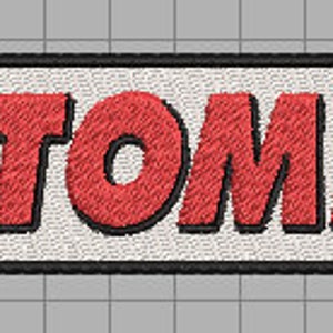 Puede incluir: Parche bordado rojo con la palabra "STOMP" en una fuente en negrita y con contorno.