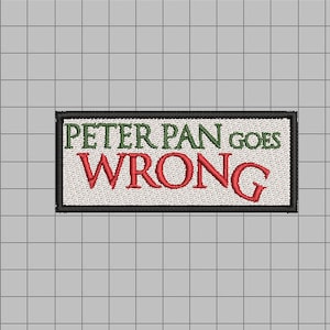 Może przedstawiać: Biała naszywka haftowana z czarnym obramowaniem. Tekst "PETER PAN GOES WRONG" jest wyszyty na zielono i czerwono.