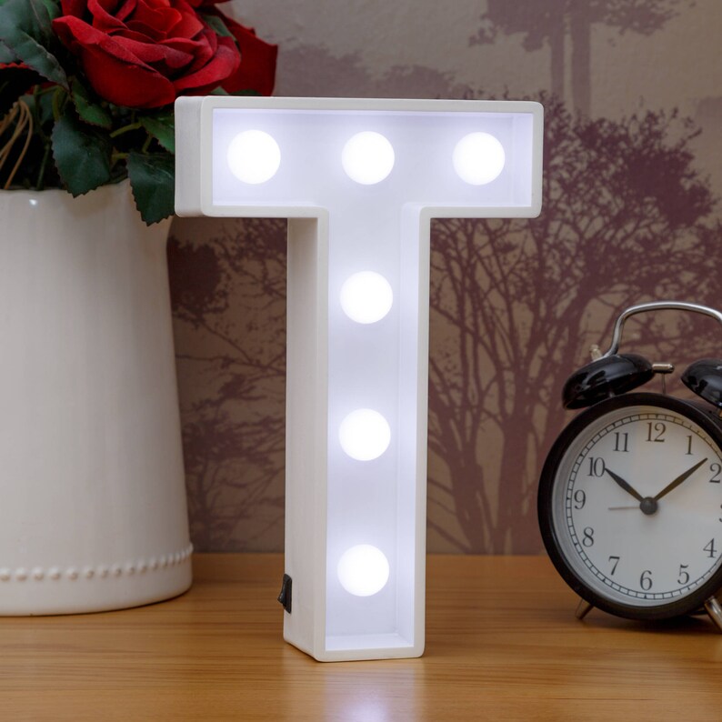 Lettres d'éclairage Vers le haut T Marquee Letters LED Lampe de chevet (fr) White Wooden Letter Lights Bedroom Decor Mur suspendu autoportant (fr) Nom Lettres d'éclairage Vers le haut T Marquee Letters LED Lampe de chevet (fr) White Wooden Letter Lights Bedroom Decor Mur suspendu autoportant (fr) Nom