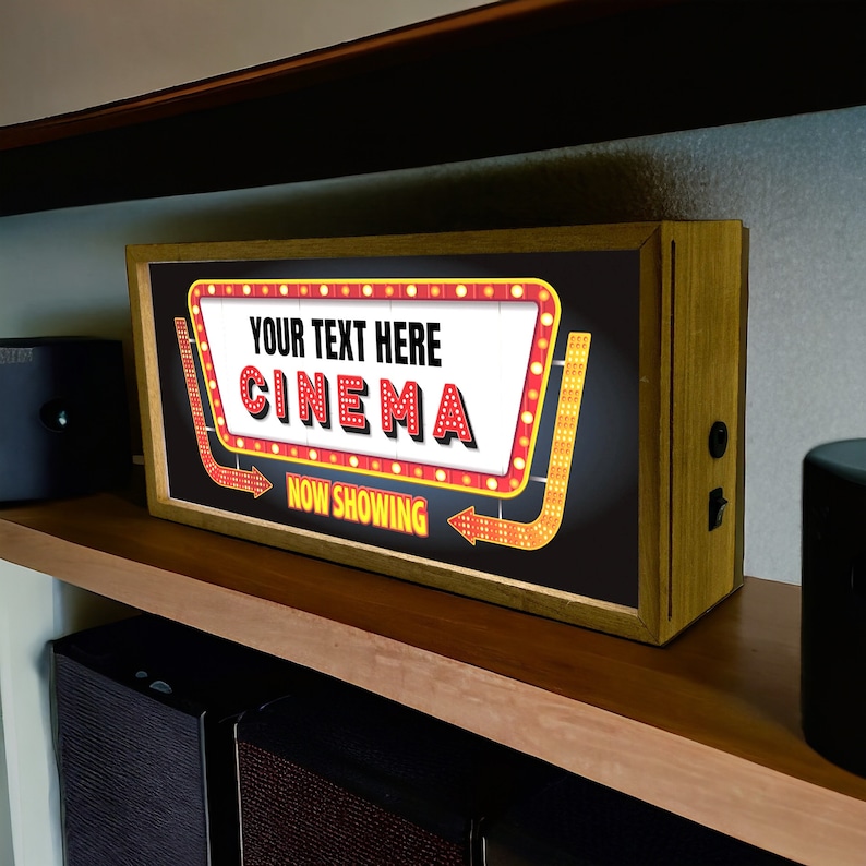 Puede incluir: Un letrero con marco de madera, fondo negro y un marquesina roja y amarilla con el texto "YOUR TEXT HERE CINEMA NOW SHOWING".