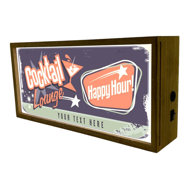 Pu&ograve; includere: Un cartello luminoso con cornice in legno dal design retr&ograve;. Il cartello presenta un bicchiere da cocktail, stelle e il testo "Cocktail Lounge" e "Happy Hour!" Il cartello ha anche uno spazio per testo personalizzato.