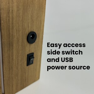 Puede incluir: Una caja de madera con un interruptor lateral y una fuente de alimentaci&oacute;n USB. El texto "Easy access side switch and USB power source" est&aacute; impreso sobre un fondo blanco.