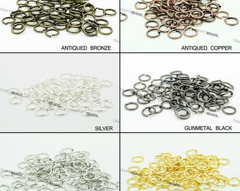 Puede incluir: Surtido de anillas de salto en cinco acabados diferentes: bronce antiguo, cobre antiguo, plata, negro metalizado y oro. Cada acabado se muestra en una sección separada con una etiqueta.