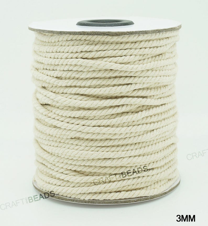 Pu&ograve; includere: Un rotolo di cordoncino in cotone bianco naturale, di 3 mm di spessore, per progetti di artigianato e fai-da-te. Il cordoncino &egrave; avvolto attorno a un rotolo di cartone bianco con un'etichetta nera che recita "CRAFT BEADS".